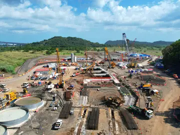 Um einen Starterschacht für die Tunnelbohrmaschine herzustellen, führt Bauer Panama umfangreiche Schlitzwand- und HDI-Arbeiten aus.