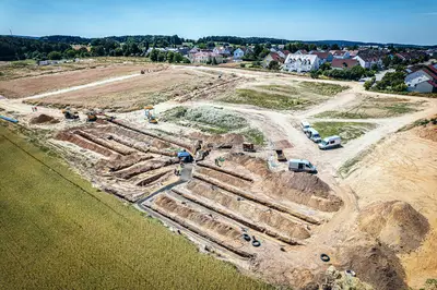 "Kellerbergbreite" development area in Schrobenhausen: Bauer Resources installed a geothermal probe system and a cold local heating network for a total of 64 residential buildings.