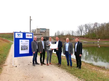 Dipl.-Ing. Mareike Bodsch, Head of the Aschaffenburg Waterway Construction Authority, handed over the contract documents to the JV representatives.
