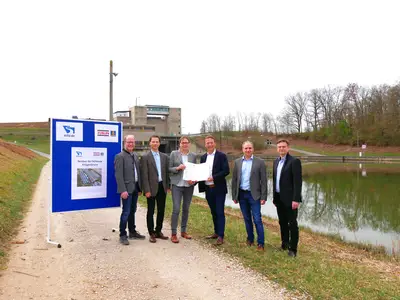 Dipl.-Ing. Mareike Bodsch, Head of the Aschaffenburg Waterway Construction Authority, handed over the contract documents to the JV representatives.
